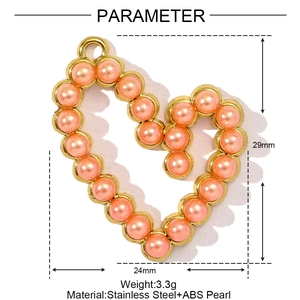Dettaglio del ciondolo a cuore in acciaio dorato con perla rosa e dimensioni del prodotto