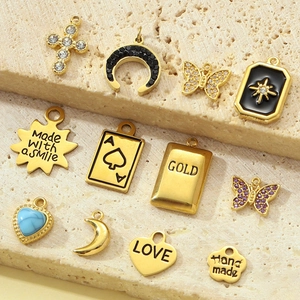 Collection de pendentifs vintage dorés avec cartes de poker papillon cœur et lune