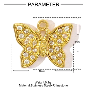 Détail du pendentif papillon doré orné de strass blancs et finition en acier inoxydable