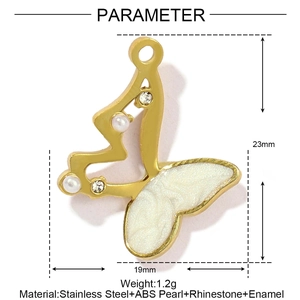 Dettaglio di un ciondolo a farfalla da 23mm in acciaio inossidabile oro con perle e smalto