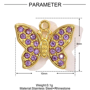 Détail d'un pendentif papillon doré orné de strass violets avec anneau de suspension