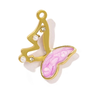 Dettaglio di un ciondolo a farfalla con smalto rosa glitterato, perle e cristalli su oro