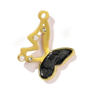 Dettaglio di un ciondolo a farfalla dorato con ala glitterata nera e perle bianche per DIY
