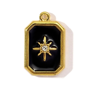Vue macro du pendentif rectangle vintage en acier doré avec émail noir et motif étoile