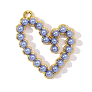 Elegante ciondolo a cuore con perle viola e bordo dorato ondulato su sfondo bianco