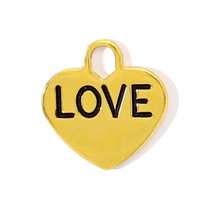 Gros plan d'un pendentif coeur en acier inoxydable doré avec gravure LOVE