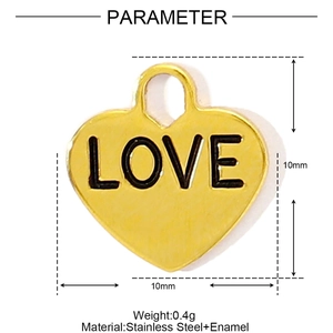 Détail du pendentif cœur doré de 10 mm avec gravure LOVE noire et émail poli