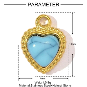 Vue macro d'un pendentif cœur doré avec pierre de marbre bleu et dimensions