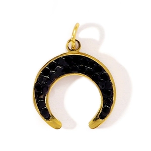 Vue détaillée d'un pendentif fer à cheval doré serti de micro-cristaux noirs polis