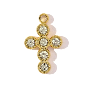 Vue détaillée d'un pendentif croix dorée orné de six strass ronds étincelants
