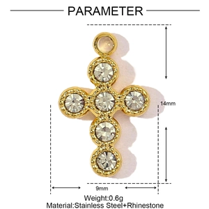 Vue détaillée du pendentif croix en acier doré de 14x9mm avec strass incrustés