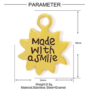 Détail du pendentif soleil doré en acier inoxydable avec émail et texte gravé dessus