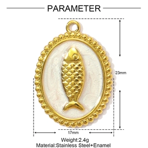 Makroansicht der Fisch-Anhänger aus Gold-Edelstahl mit Emaille und Maßen von 23mm x 17mm