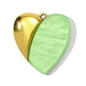 Dettaglio del ciondolo a cuore con metallo dorato a specchio e resina verde menta