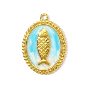 Makro-Detail eines goldenen Fisch-Anhängers mit hellblauem Emaille auf poliertem Edelstahl