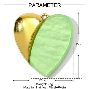 Dettagli tecnici del ciondolo a cuore in acciaio inossidabile dorato e resina verde