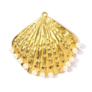 Detailopname van een gouden schelphanger met witte parels voor het maken van sieraden