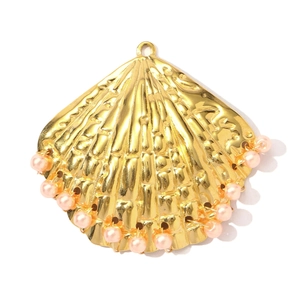 Gedetailleerd beeld van een gouden schelphanger met roze parels voor DIY-sieraden