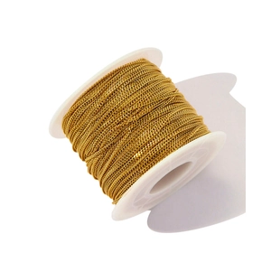 Makroaufnahme einer 50m Rolle goldenen 304 Edelstahlkette für DIY Schmuckherstellung