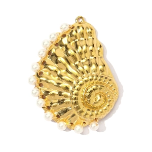 Gouden schelphanger met parelrand en gepolijste afwerking op een witte achtergrond
