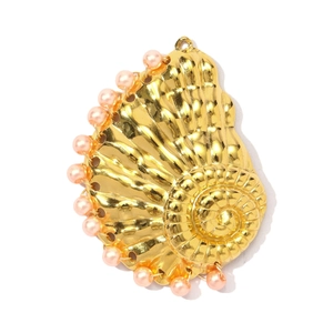 Detail van vergulde schelphanger met roze parels voor DIY-sieraden van titaniumstaal