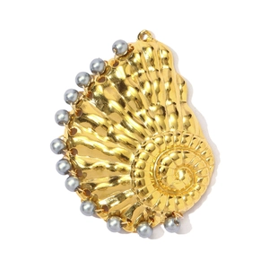 Detailopname van een gouden schelphanger met elegante grijsblauwe kralen en textuur