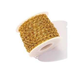 Nahaufnahme einer goldenen Edelstahlkette mit Prägung auf einer weißen Spule für DIY