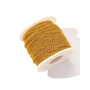Makroaufnahme der goldenen Edelstahl-Gliederkette auf Rolle für DIY-Schmuck