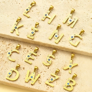 Vergoldete Edelstahl Buchstaben Anhänger mit Strahlenmuster und funkelnden Kristallen