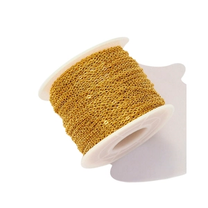 Makro-Detail von goldenen Edelstahl-Lippenkettenspulen für DIY-Schmuckherstellung und Handwerk