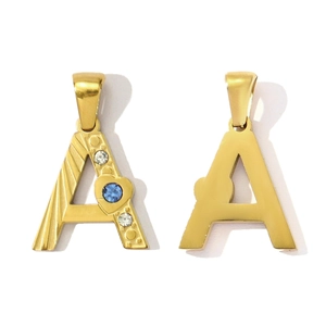 Detail des goldenen Buchstabens A mit blauem Herzstein und polierter Rückseite