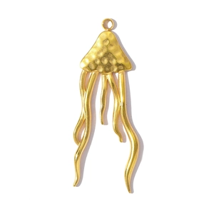 Detailopname van de gouden kwallen hanger met getextureerde gehamerde afwerking