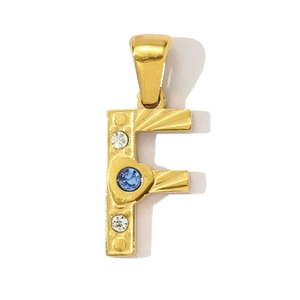 Detaillierte Makroansicht von Buchstabe F Anhänger in Gold mit blauem und weißem Stein