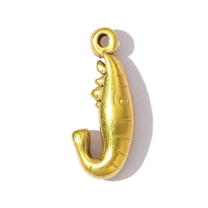 Detailopname van een gepolijste gouden garnaal hanger voor DIY roestvrijstalen sieraden