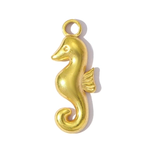 Gedetailleerde weergave van een matgouden zeepaardje-hanger van duurzaam roestvrij staal
