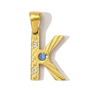 Detailansicht eines goldenen Anhängers Buchstabe K mit blauem Stein und Kristallen