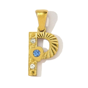 Detailansicht des goldenen P-Buchstaben-Anhängers mit blauem Edelstein und Zirkonia