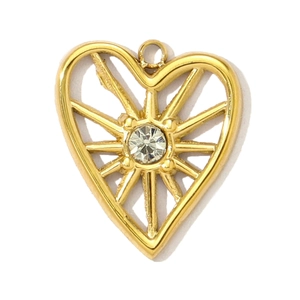 Pendentif cœur doré avec gemme centrale scintillante et texture métallique rayonnante