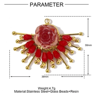 Vue détaillée du pendentif rose en résine avec perles de verre rouges et base acier