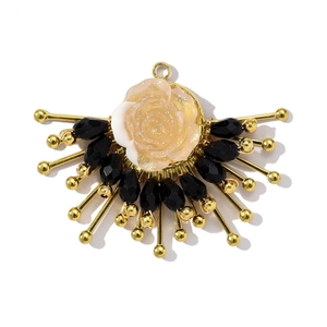 Détail du pendentif fleur avec rayons en métal doré et perles de cristal noir facettées