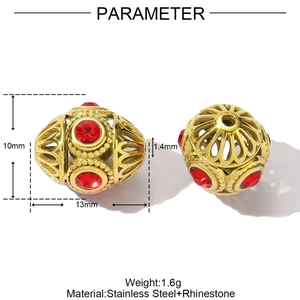 Dettaglio macro del ciondolo dorato da 13mm con strass rossi e misure del prodotto