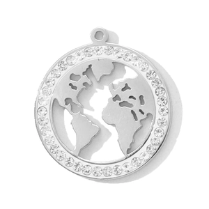 Détail d'un pendentif carte du monde en acier argenté avec bordure en zircons brillants