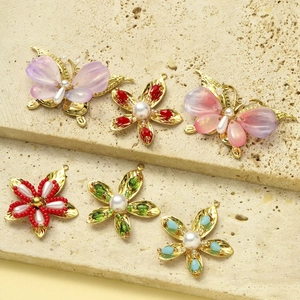 Gouden vlinder en bloem hars hangers met kleurrijke kralen voor DIY sieraden maken