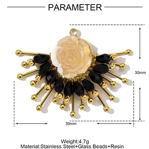 Spécifications du pendentif fleur 39x30mm avec rose en résine et perles en verre