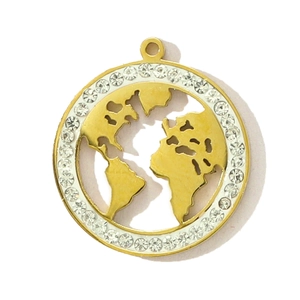 Vue détaillée d'un pendentif carte du monde doré orné de strass blancs scintillants