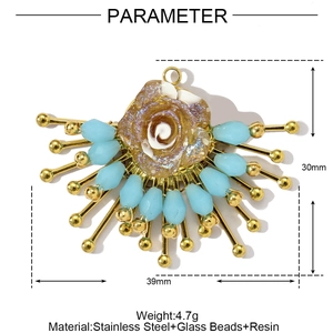 Détail du pendentif fleur avec rose en résine ambrée et perles bleues de 39 mm de large