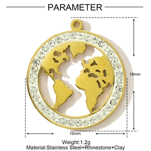 Détail d'un pendentif carte du monde doré de 15mm avec design évidé et strass