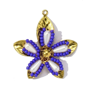 Detail van handgemaakte paarse bloem hanger met witte parels en gouden basis