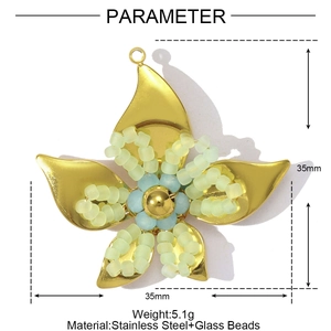 Detail view of handmade green beaded flower pendant with dimensions 35mm and 5.1g weight