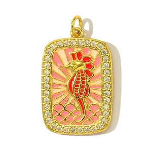 Pendentif doré avec motif d'hippocampe en émail rose et strass blancs brillants